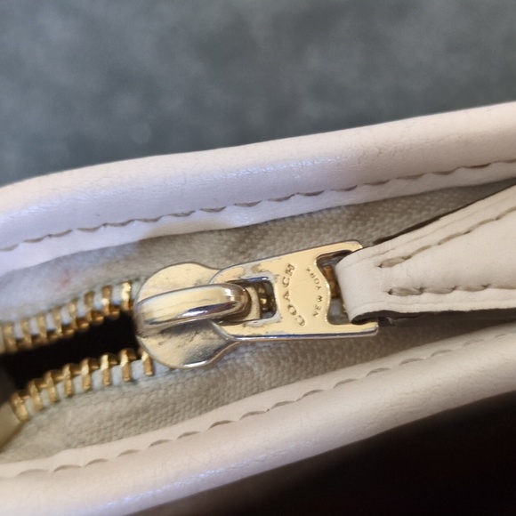 🛍️Coach Beige Signature Crossbody - Picture 7 of 10